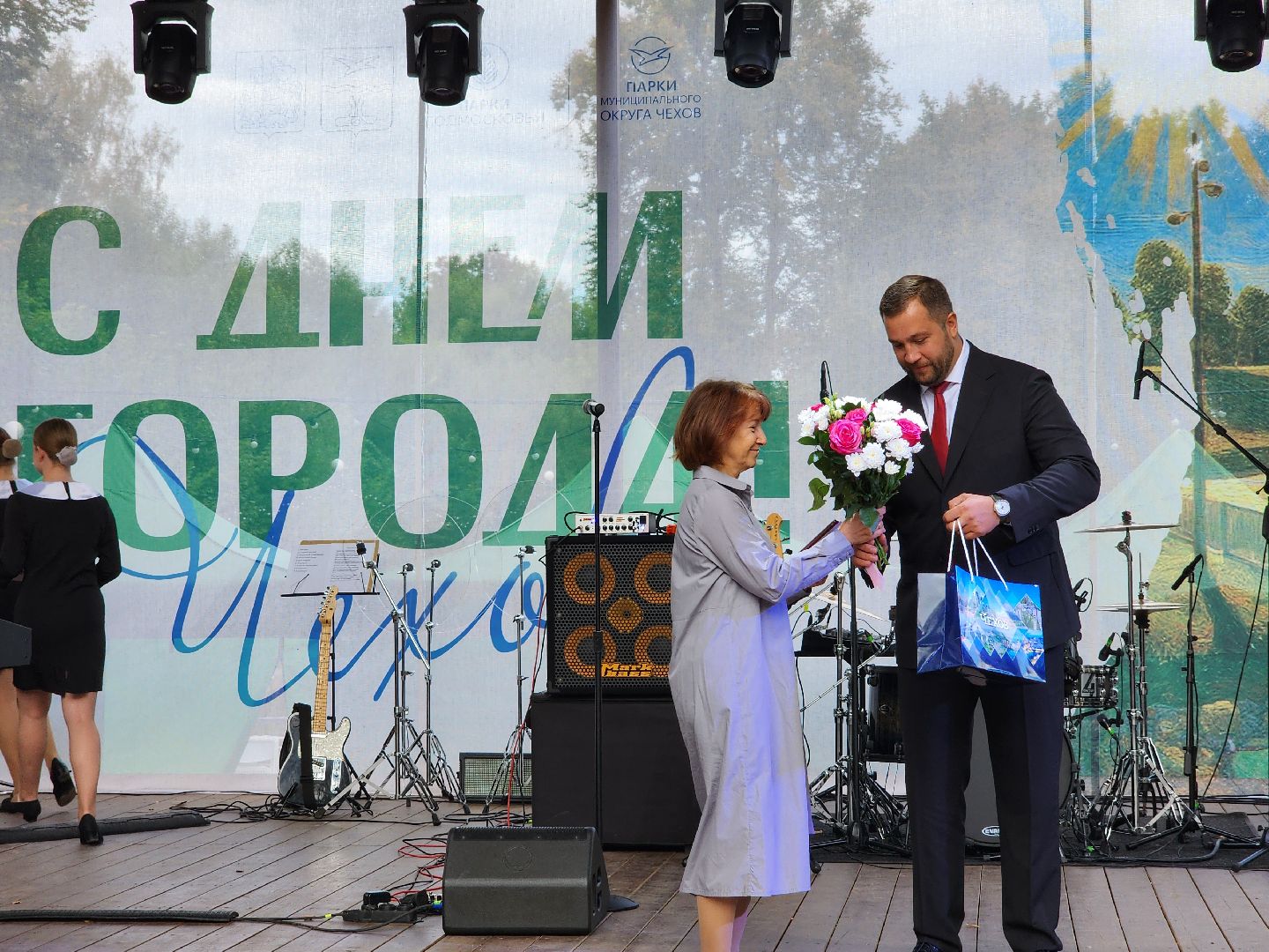 чехов, день города, праздничный концерт, звезды эстрады, алексей глызин, рок-фестиваль,   трибьют-группы кино и ACDC, чествование жителей, награждение жителей, мастер-классы, конкурсы, песни и танцы, анимация, рок-концерт, группы вираж триада рубиновый вторник, глава округа михаил собакин,