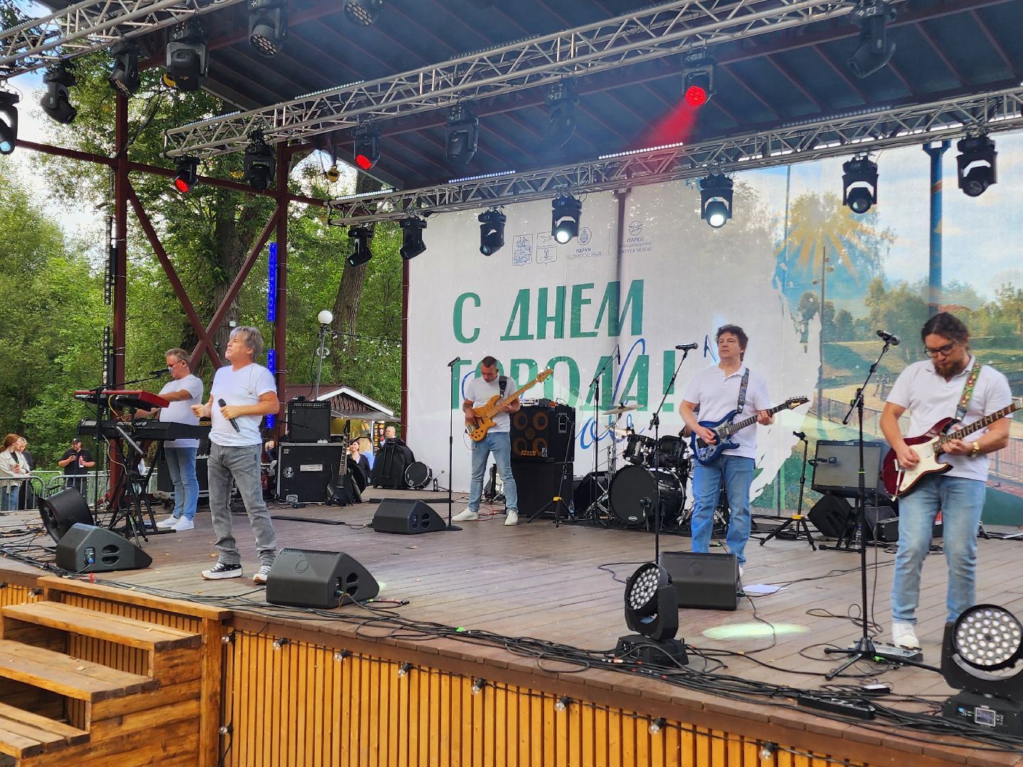 чехов, день города, праздничный концерт, звезды эстрады, алексей глызин, рок-фестиваль,   трибьют-группы кино и ACDC, чествование жителей, награждение жителей, мастер-классы, конкурсы, песни и танцы, анимация, рок-концерт, группы вираж триада рубиновый вторник, глава округа михаил собакин,