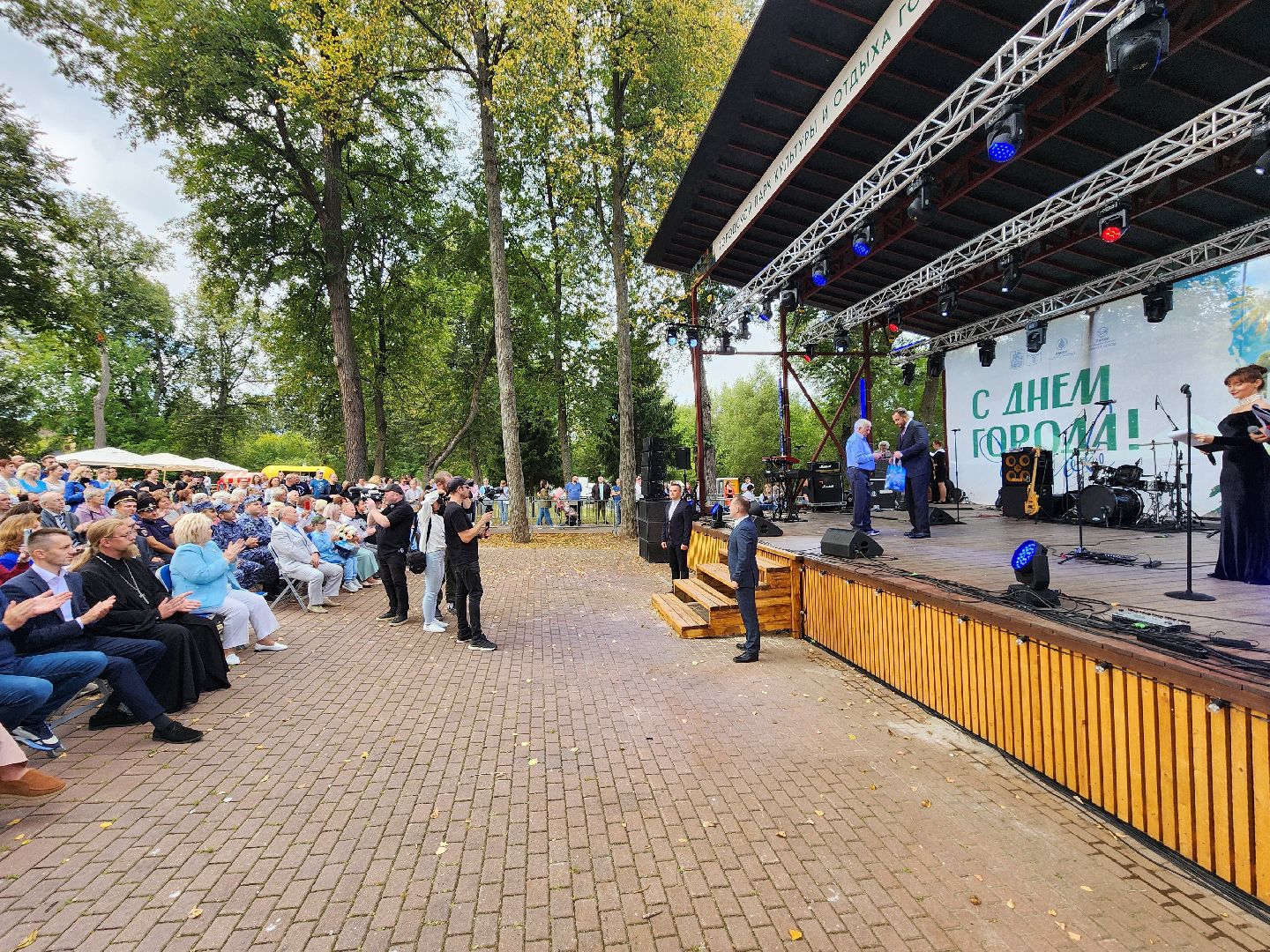 чехов, день города, праздничный концерт, звезды эстрады, алексей глызин, рок-фестиваль,   трибьют-группы кино и ACDC, чествование жителей, награждение жителей, мастер-классы, конкурсы, песни и танцы, анимация, рок-концерт, группы вираж триада рубиновый вторник, глава округа михаил собакин,