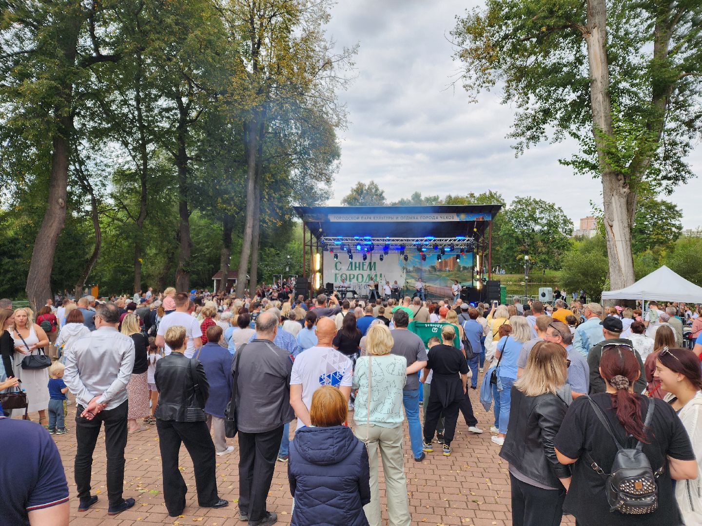 чехов, день города, праздничный концерт, звезды эстрады, алексей глызин, рок-фестиваль,   трибьют-группы кино и ACDC, чествование жителей, награждение жителей, мастер-классы, конкурсы, песни и танцы, анимация, рок-концерт, группы вираж триада рубиновый вторник, глава округа михаил собакин,