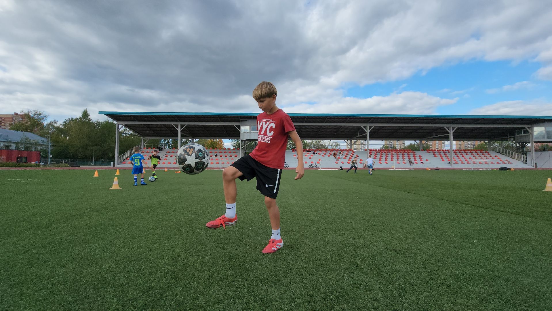 Спорт , Футбол, Стадион , Лобня , Жонглирование мячом,