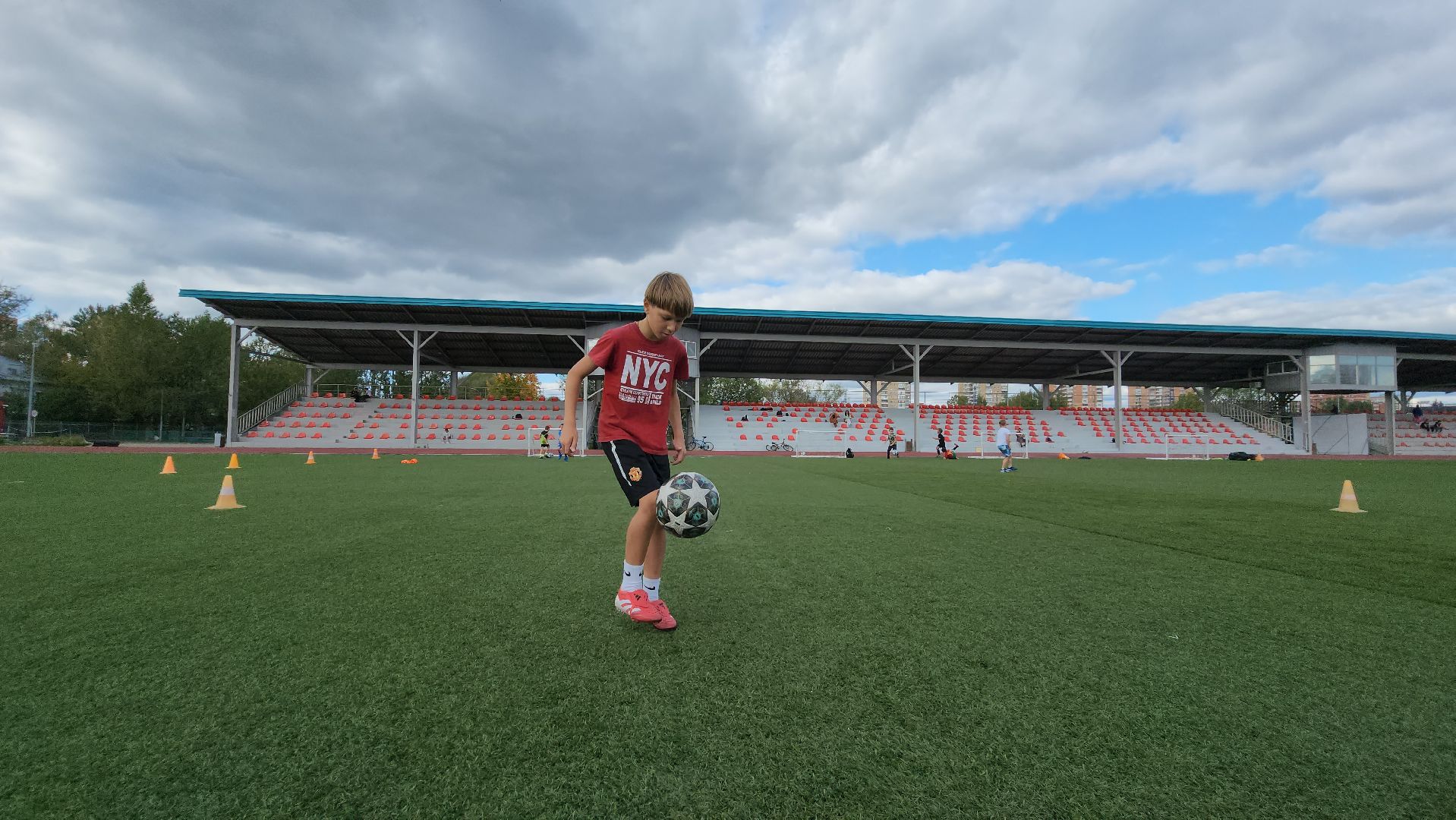 Спорт , Футбол, Стадион , Лобня , Жонглирование мячом,