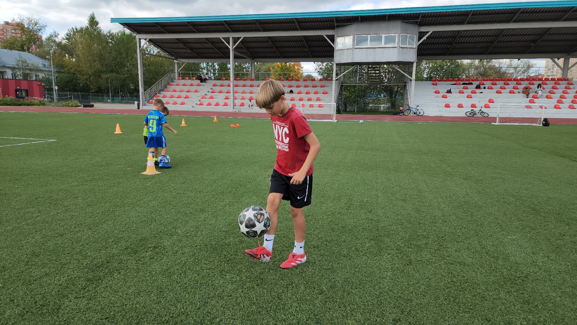 Спорт , Футбол, Стадион , Лобня , Жонглирование мячом,