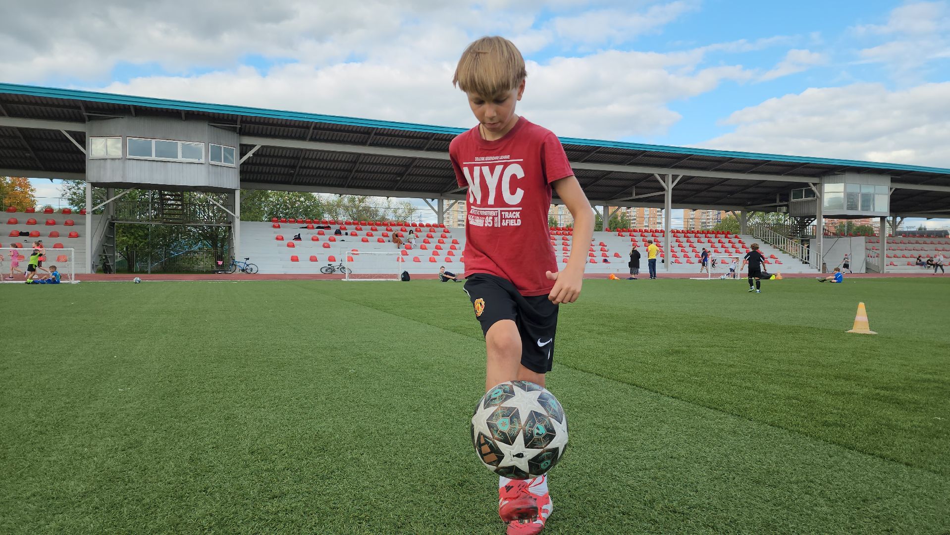 Спорт , Футбол, Стадион , Лобня , Жонглирование мячом,