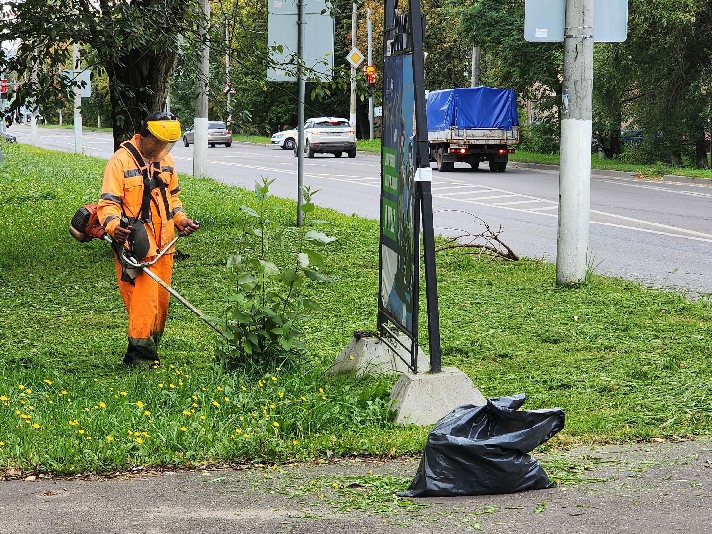 чехов, улица чехова, мосавтодор, покос травы, газонокосилки, содержание дорог, региональные трассы, уборка дорог, мбу чеховское благоустройство,