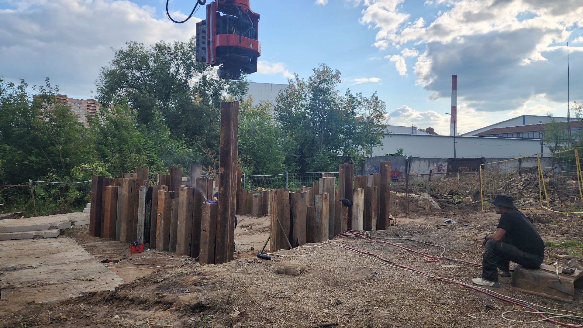 пушкино, кнс, канализационно-насосная станция, канализация, серебрянка, спецтехника, рабочие, монтаж инженерных сетей,