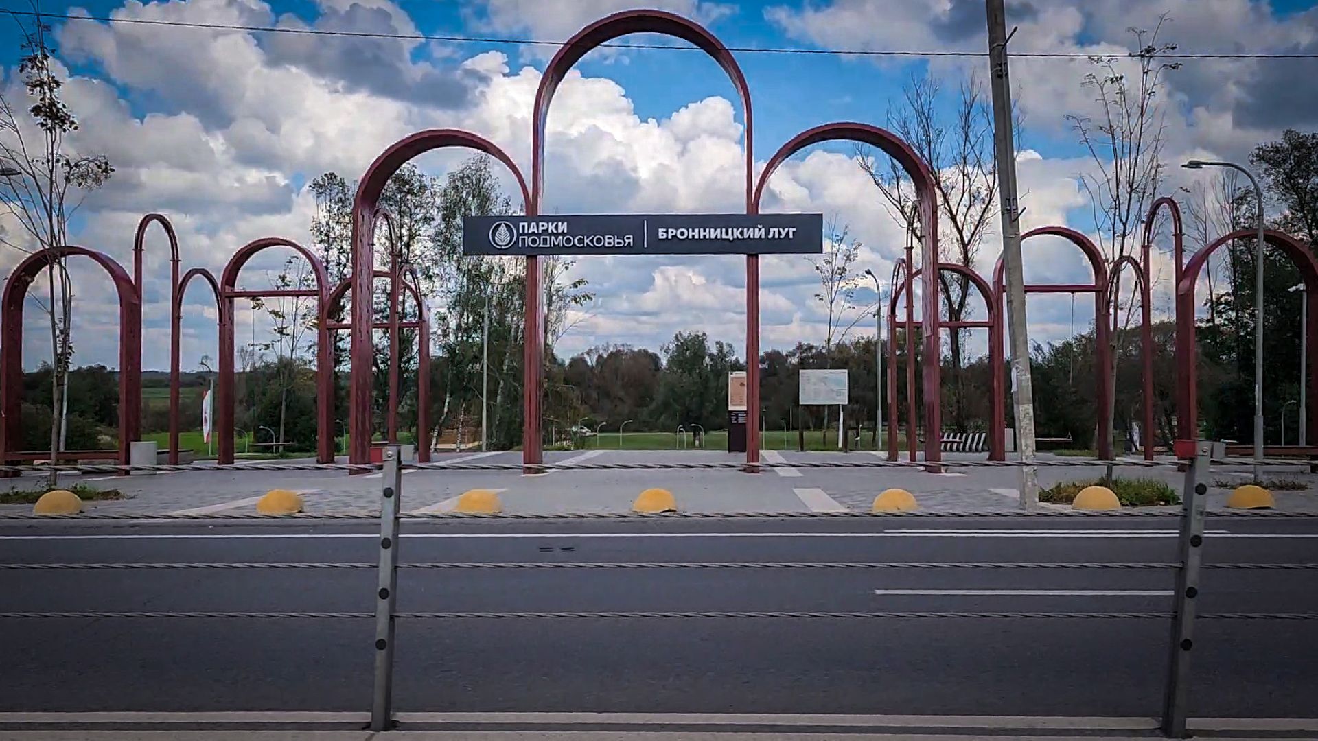 парк бронницкий луг , новая зимняя горка, горка для катания на тюбингах в бронницах, строительство зимней горки,