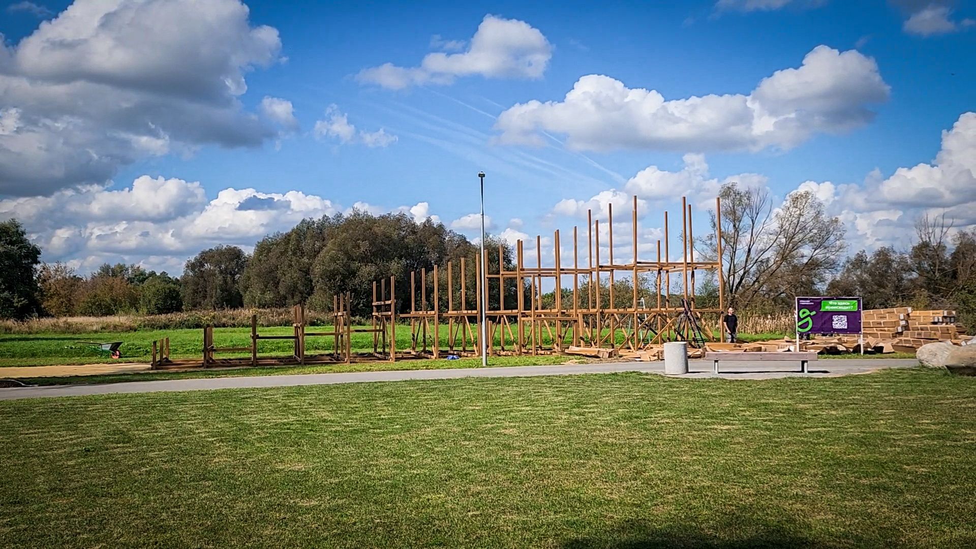 парк бронницкий луг , новая зимняя горка, горка для катания на тюбингах в бронницах, строительство зимней горки,