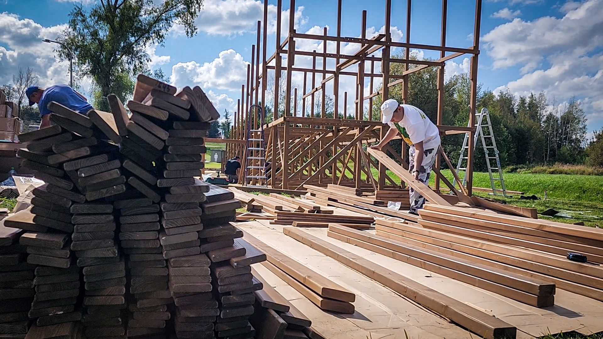 парк бронницкий луг , новая зимняя горка, горка для катания на тюбингах в бронницах, строительство зимней горки,