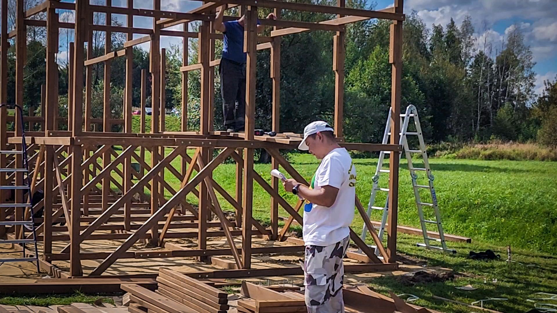 парк бронницкий луг , новая зимняя горка, горка для катания на тюбингах в бронницах, строительство зимней горки,