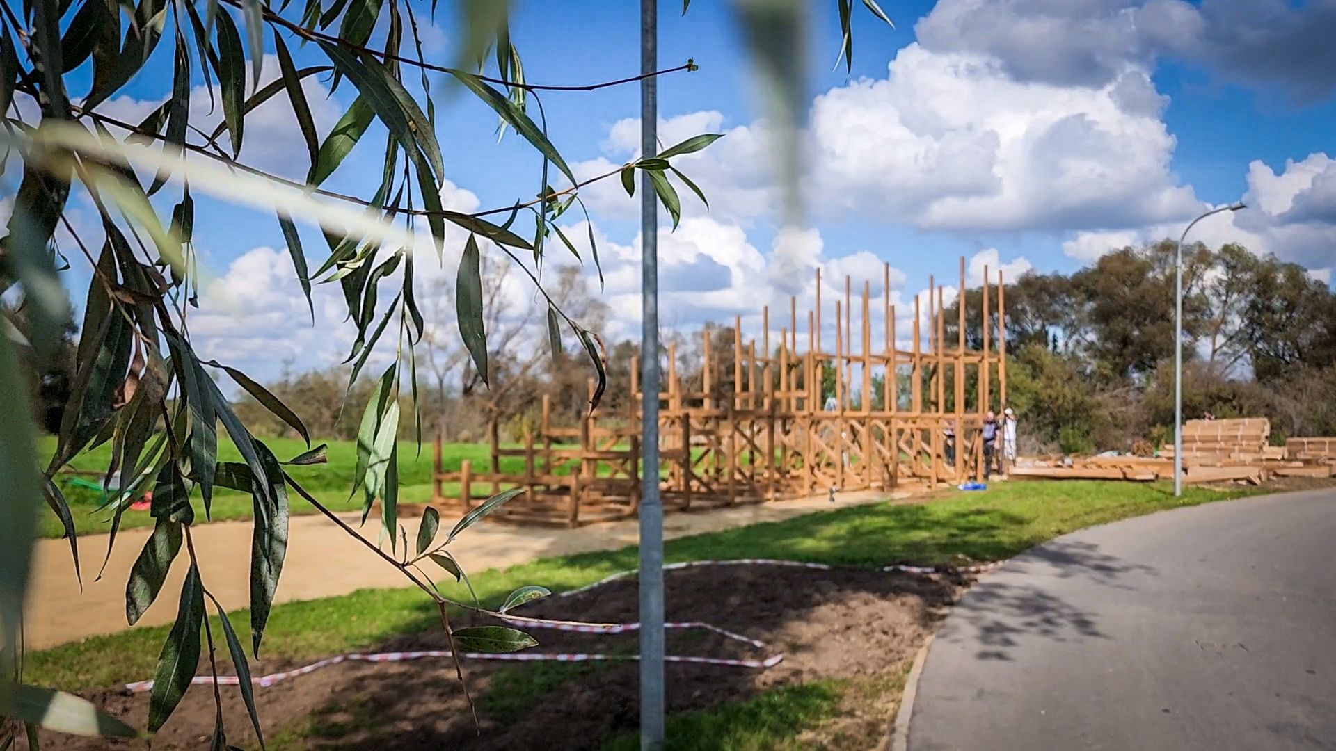парк бронницкий луг , новая зимняя горка, горка для катания на тюбингах в бронницах, строительство зимней горки,