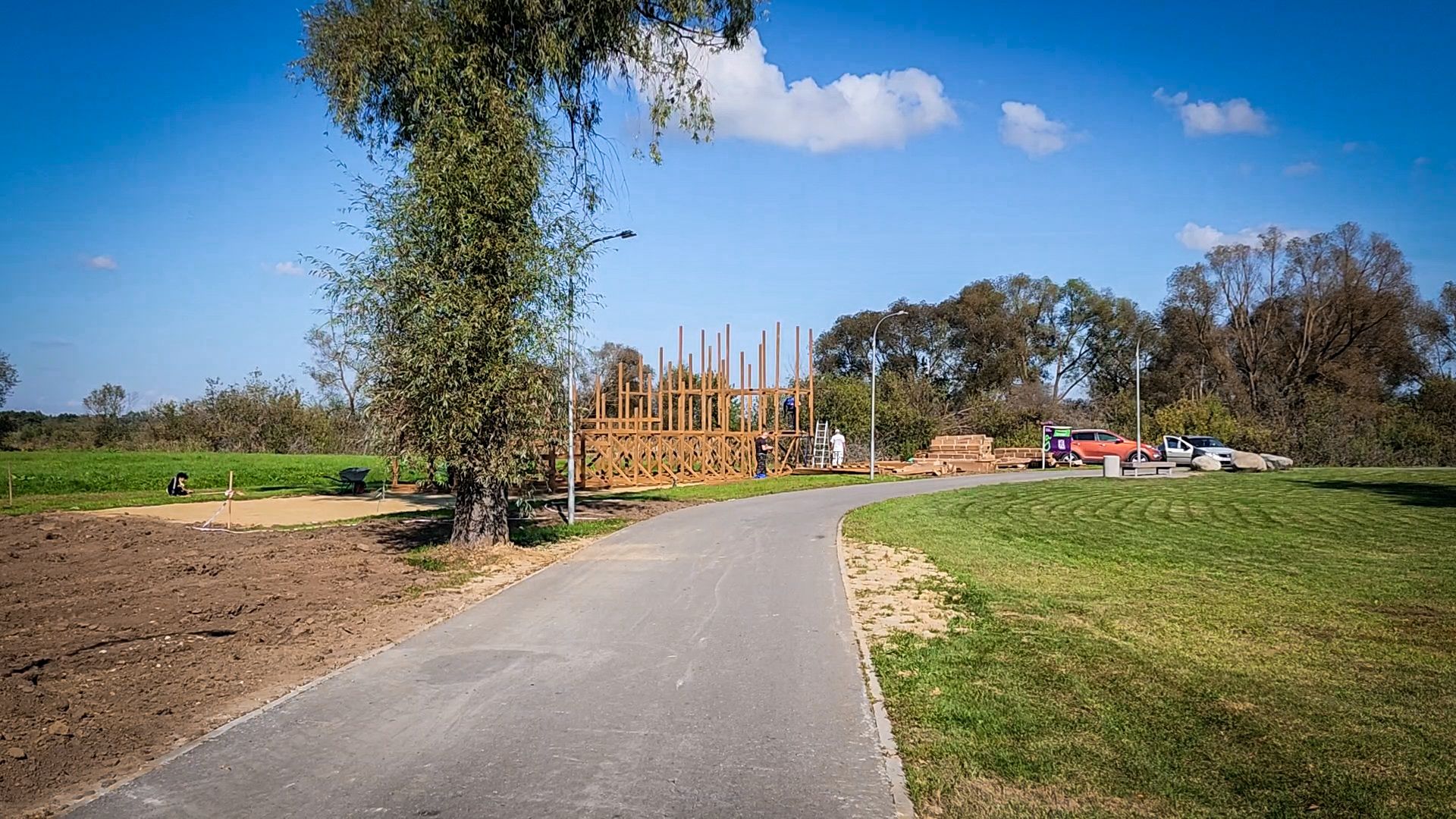 парк бронницкий луг , новая зимняя горка, горка для катания на тюбингах в бронницах, строительство зимней горки,