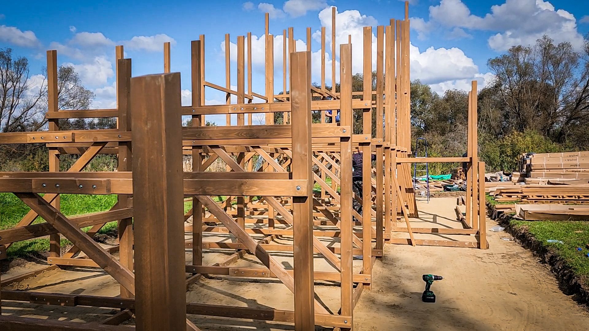 парк бронницкий луг , новая зимняя горка, горка для катания на тюбингах в бронницах, строительство зимней горки,