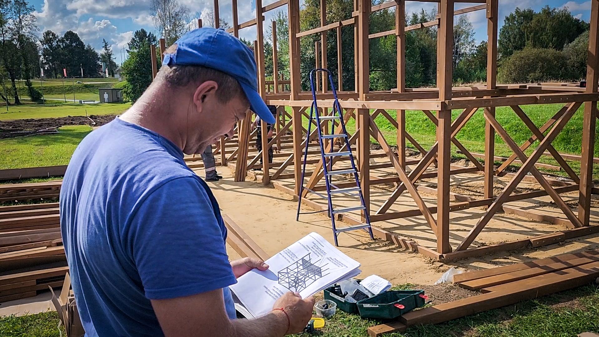 парк бронницкий луг , новая зимняя горка, горка для катания на тюбингах в бронницах, строительство зимней горки,