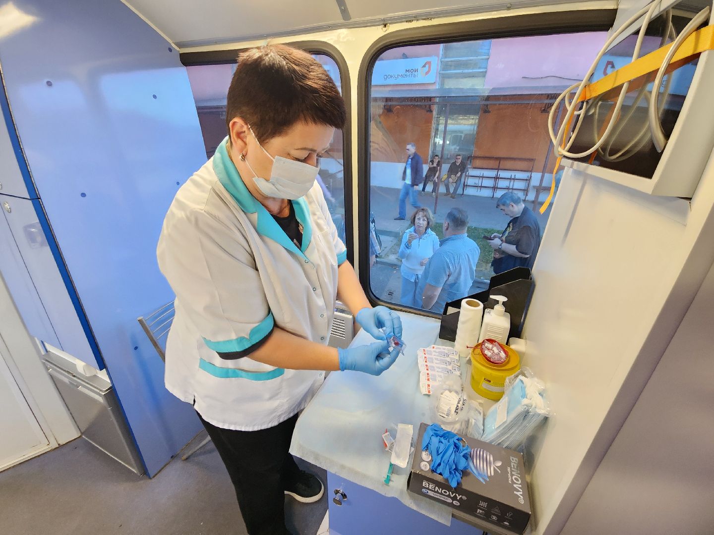 чехов, советская площадь , администрация округа, мобильный фап, фельдшерско-акушерский пункт, вакцинация, прививки, вакцина против гриппа и пневмонии, чеховская больница, прививочная кампания,