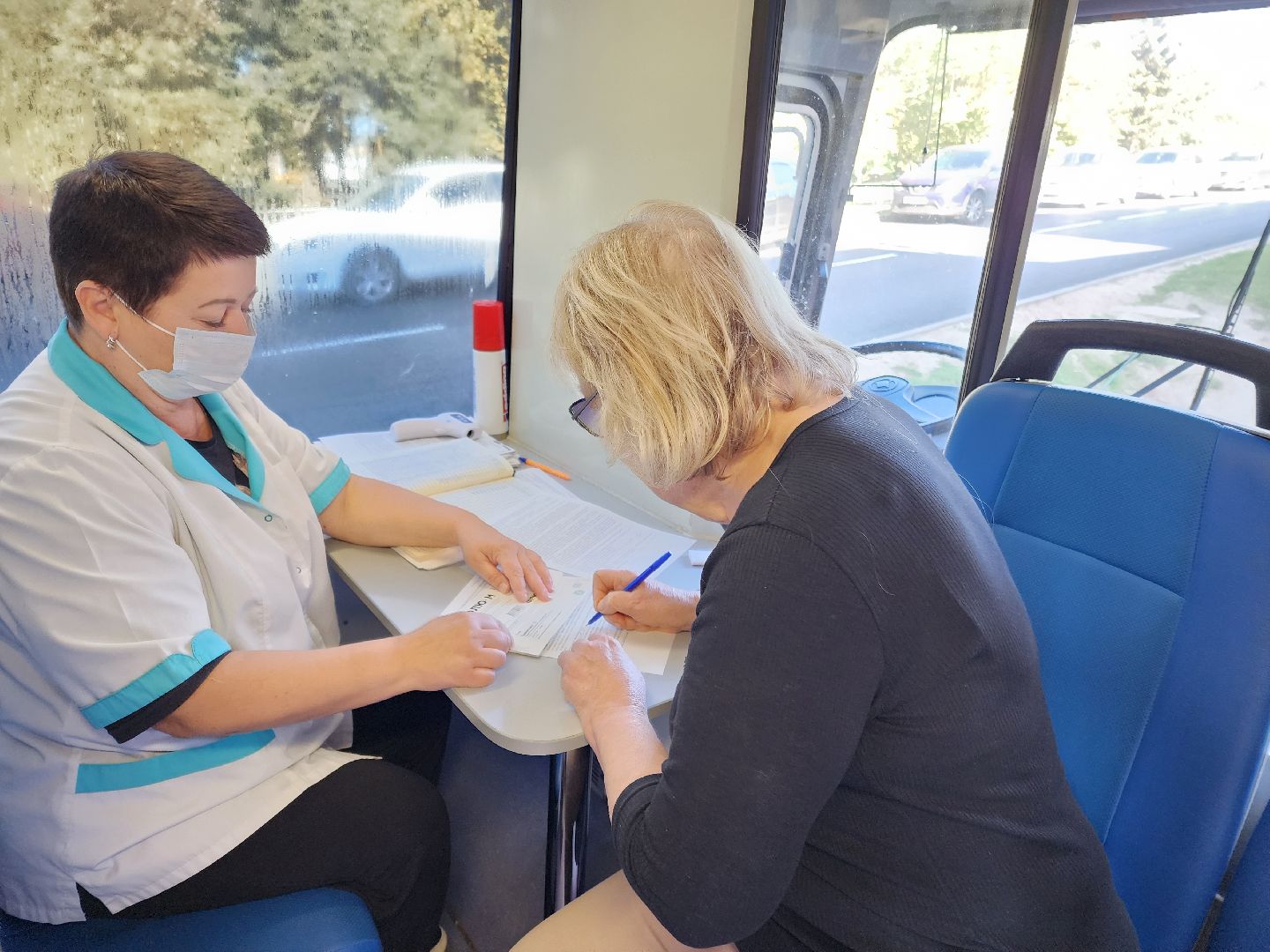 чехов, советская площадь , администрация округа, мобильный фап, фельдшерско-акушерский пункт, вакцинация, прививки, вакцина против гриппа и пневмонии, чеховская больница, прививочная кампания,