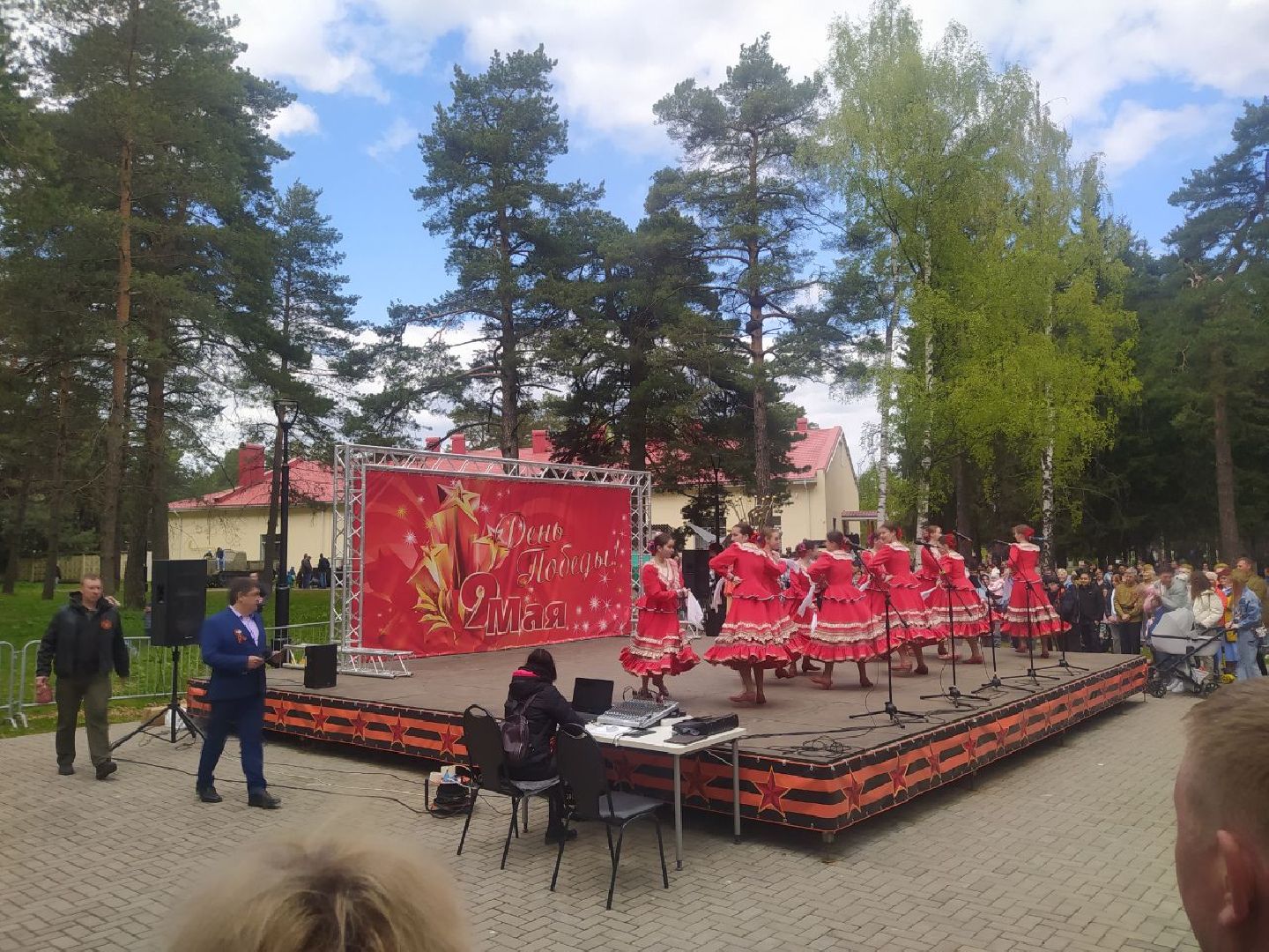 день Победы, 9 мая, Снегири