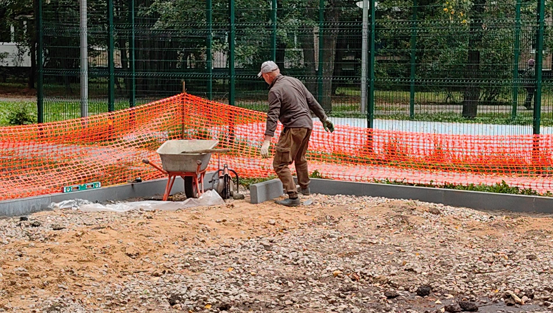 бордюр, детская игровая площадка, воркаут, карусели, качели, горки,