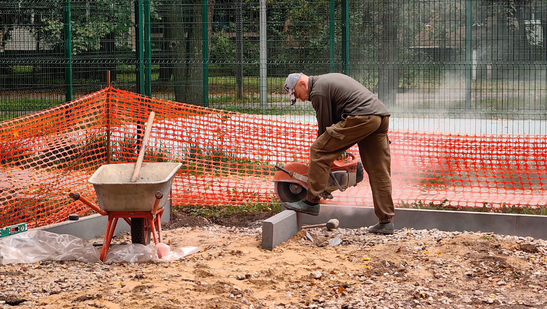 бордюр, детская игровая площадка, воркаут, карусели, качели, горки,