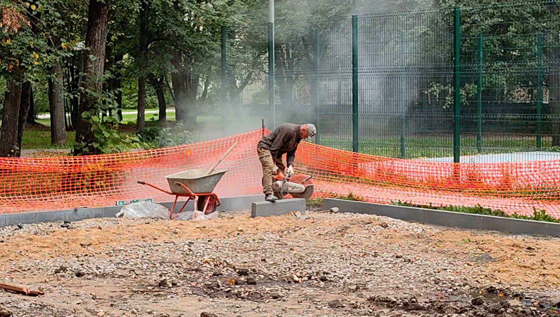 бордюр, детская игровая площадка, воркаут, карусели, качели, горки,