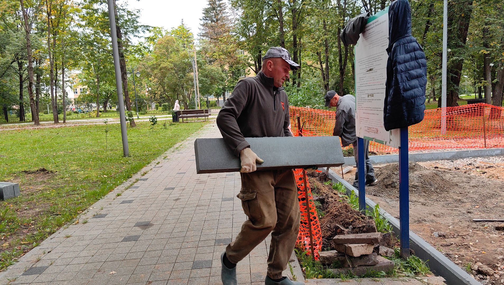 бордюр, детская игровая площадка, воркаут, карусели, качели, горки,