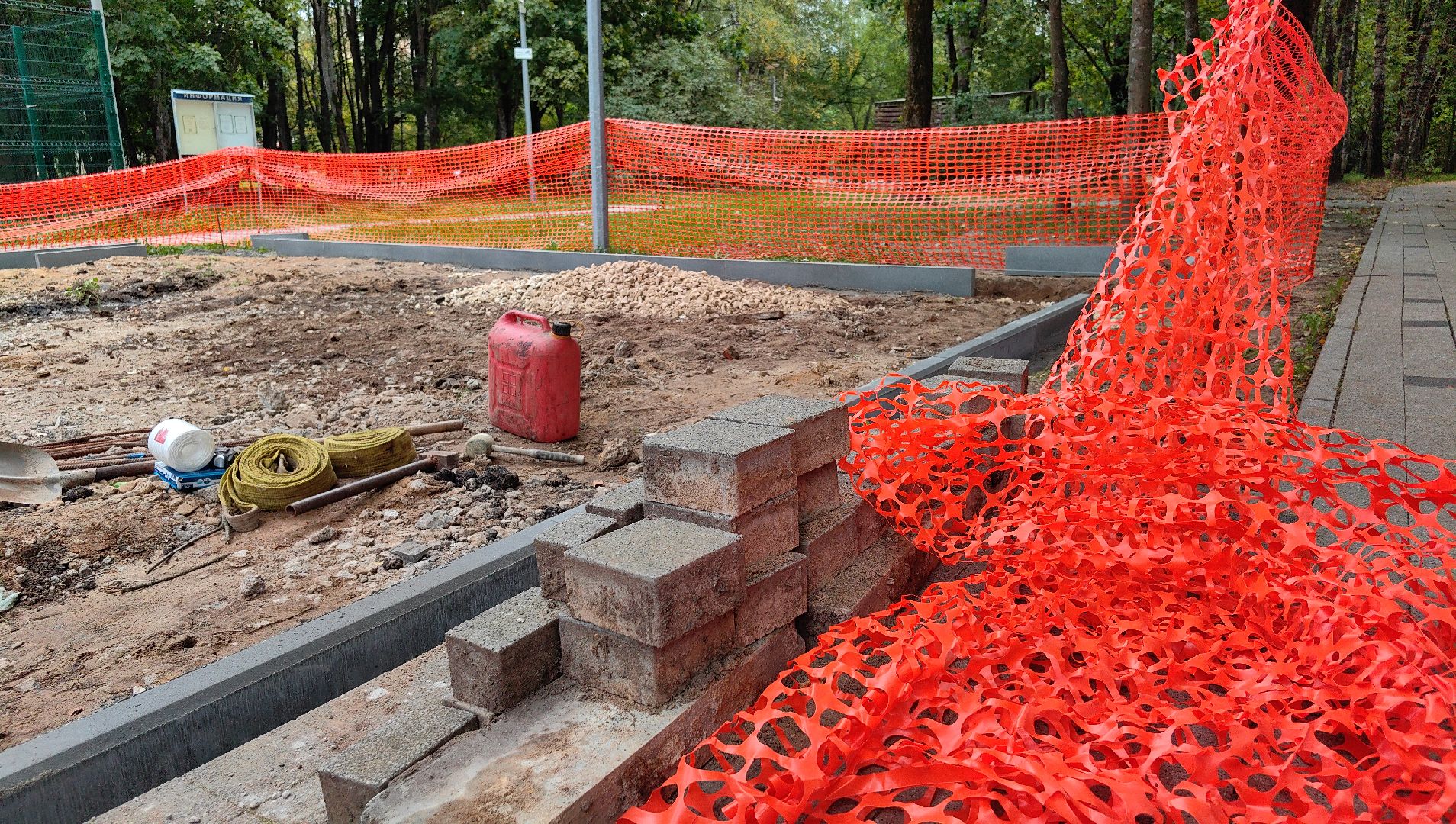 бордюр, детская игровая площадка, воркаут, карусели, качели, горки,