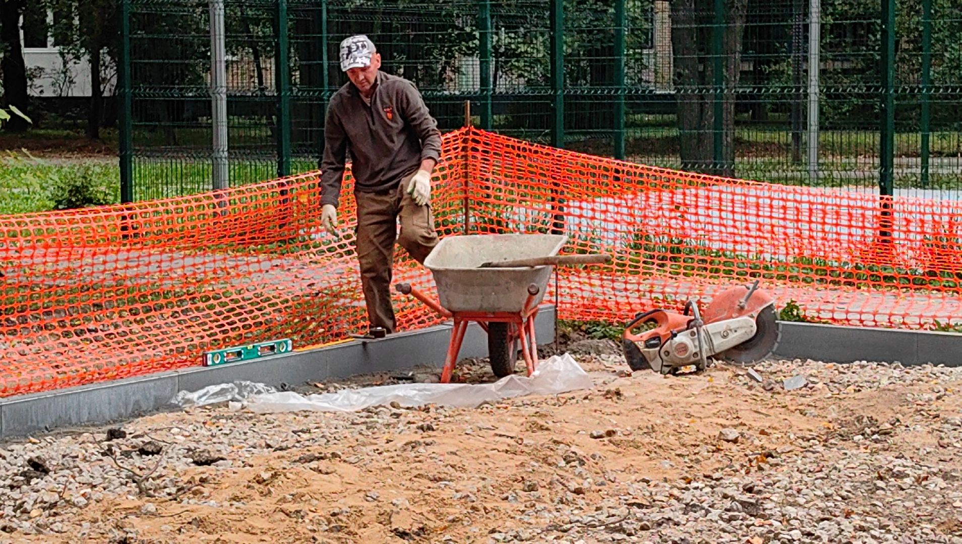 бордюр, детская игровая площадка, воркаут, карусели, качели, горки,