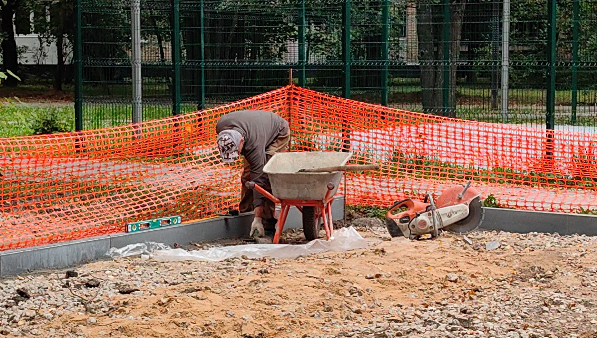 бордюр, детская игровая площадка, воркаут, карусели, качели, горки,