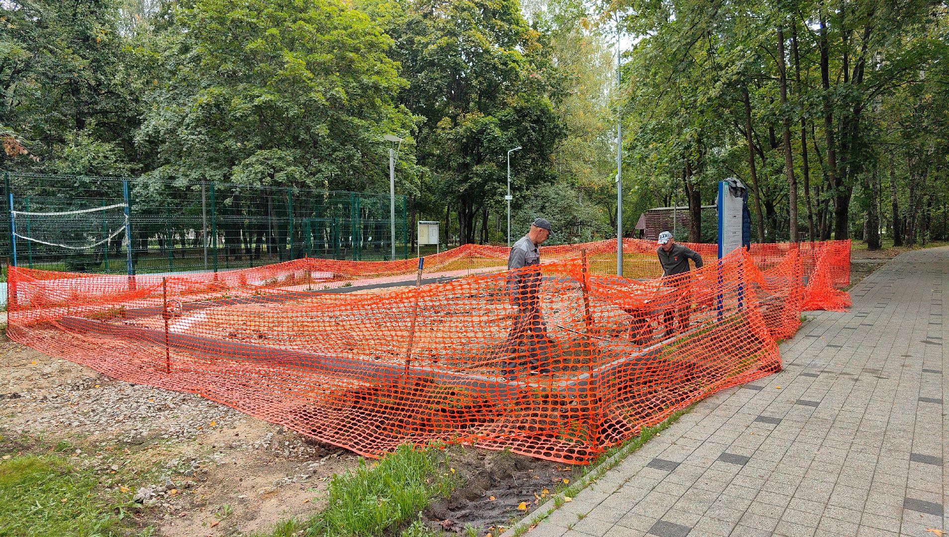 бордюр, детская игровая площадка, воркаут, карусели, качели, горки,