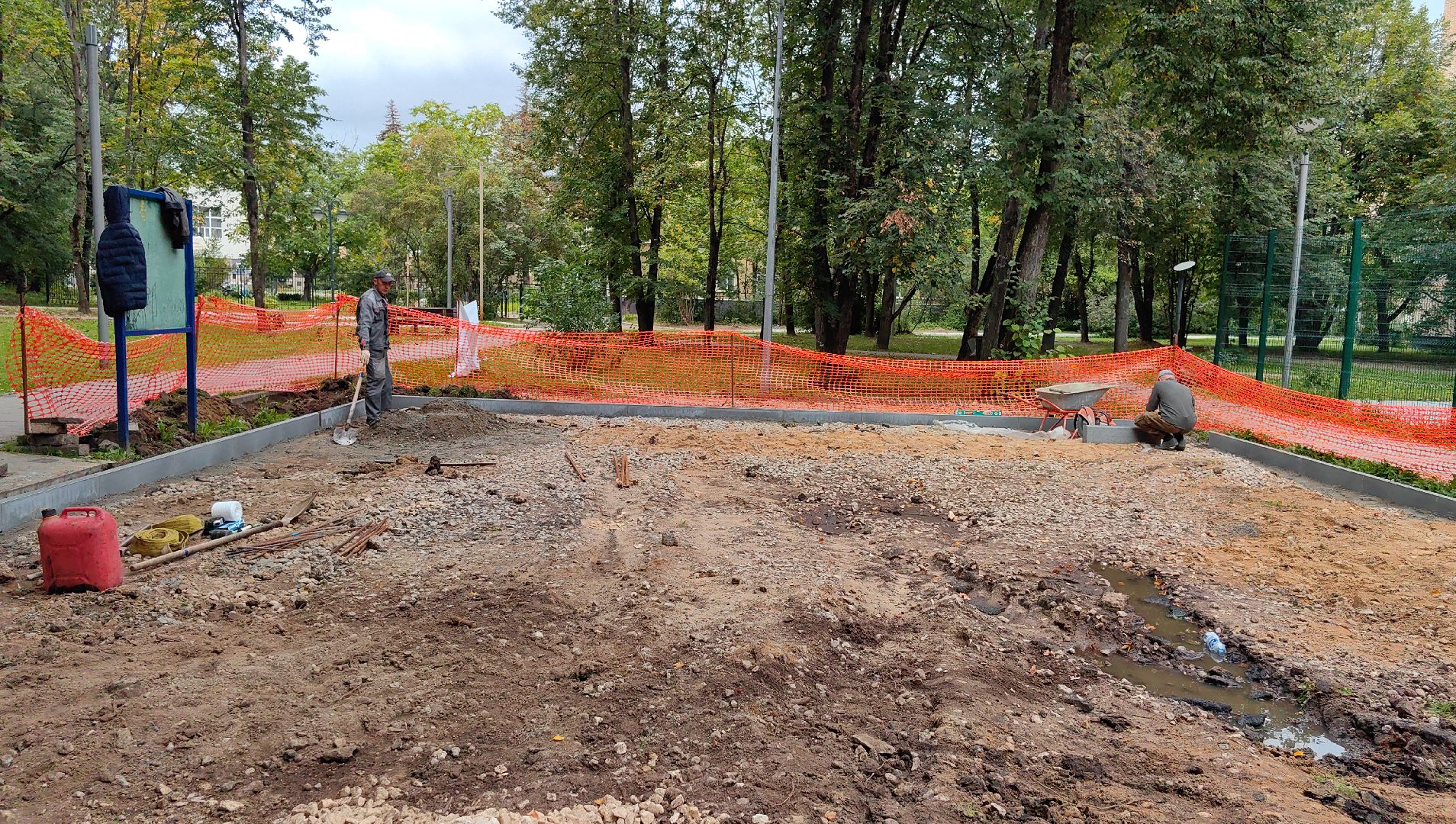 бордюр, детская игровая площадка, воркаут, карусели, качели, горки,