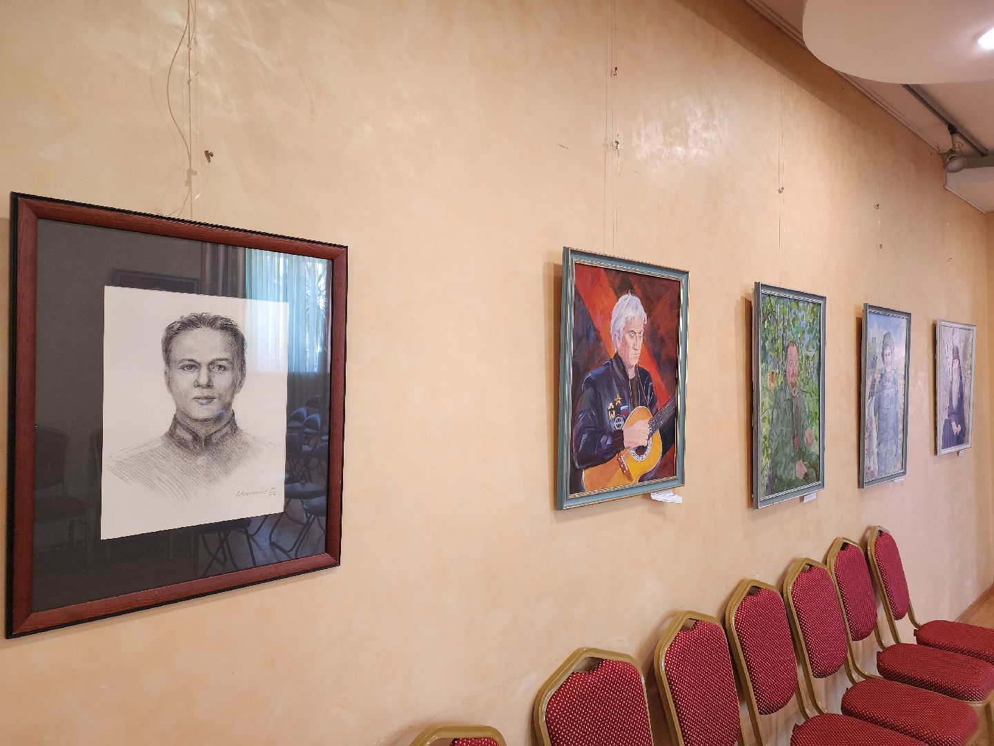 чехов, улица чехова 45, дк дружба, выставка, герои нашего времени, экспозиция, портреты, ветераны сво, участники сво, волонтеры, медработники, священники, специальная военная операция,