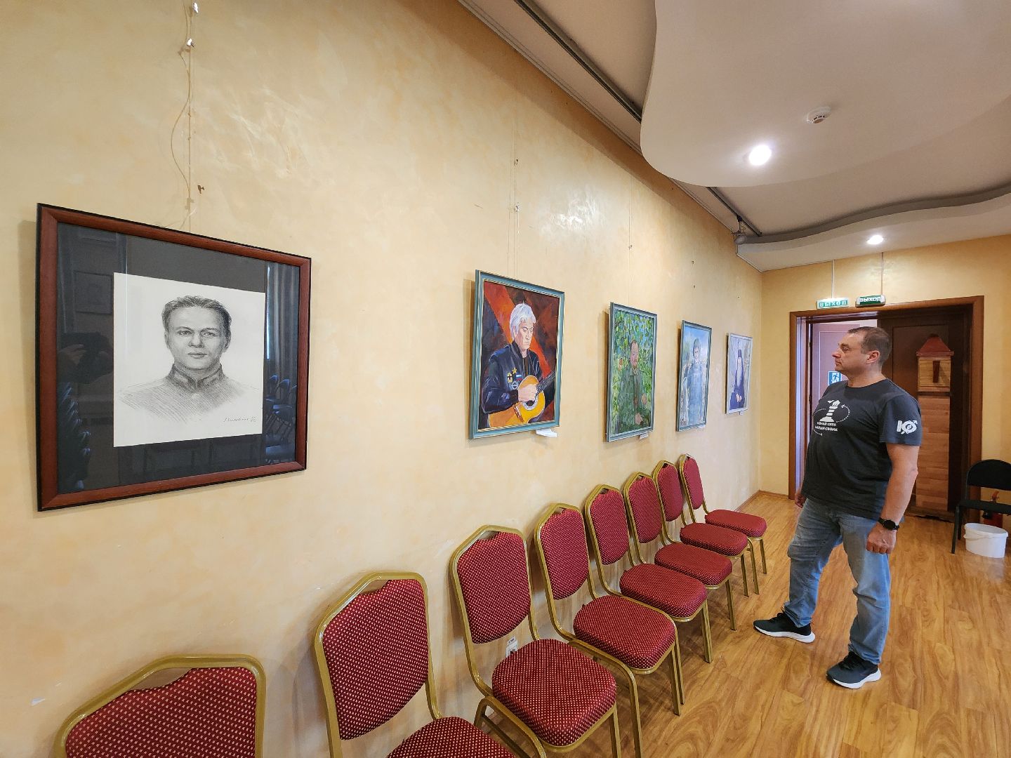 чехов, улица чехова 45, дк дружба, выставка, герои нашего времени, экспозиция, портреты, ветераны сво, участники сво, волонтеры, медработники, священники, специальная военная операция,