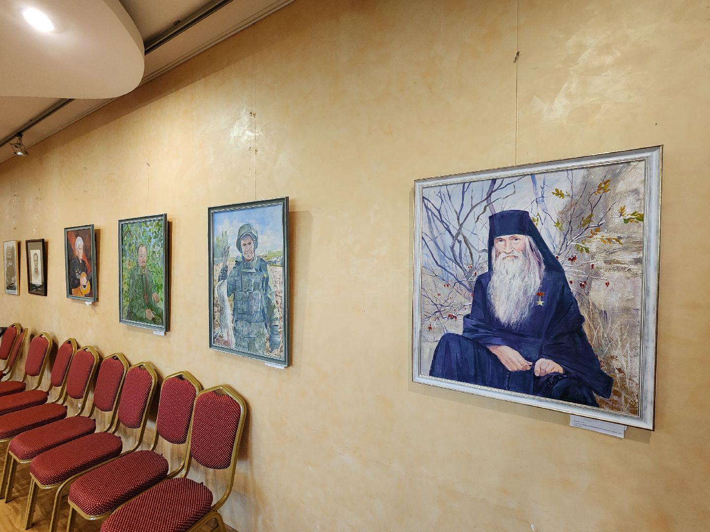 чехов, улица чехова 45, дк дружба, выставка, герои нашего времени, экспозиция, портреты, ветераны сво, участники сво, волонтеры, медработники, священники, специальная военная операция,