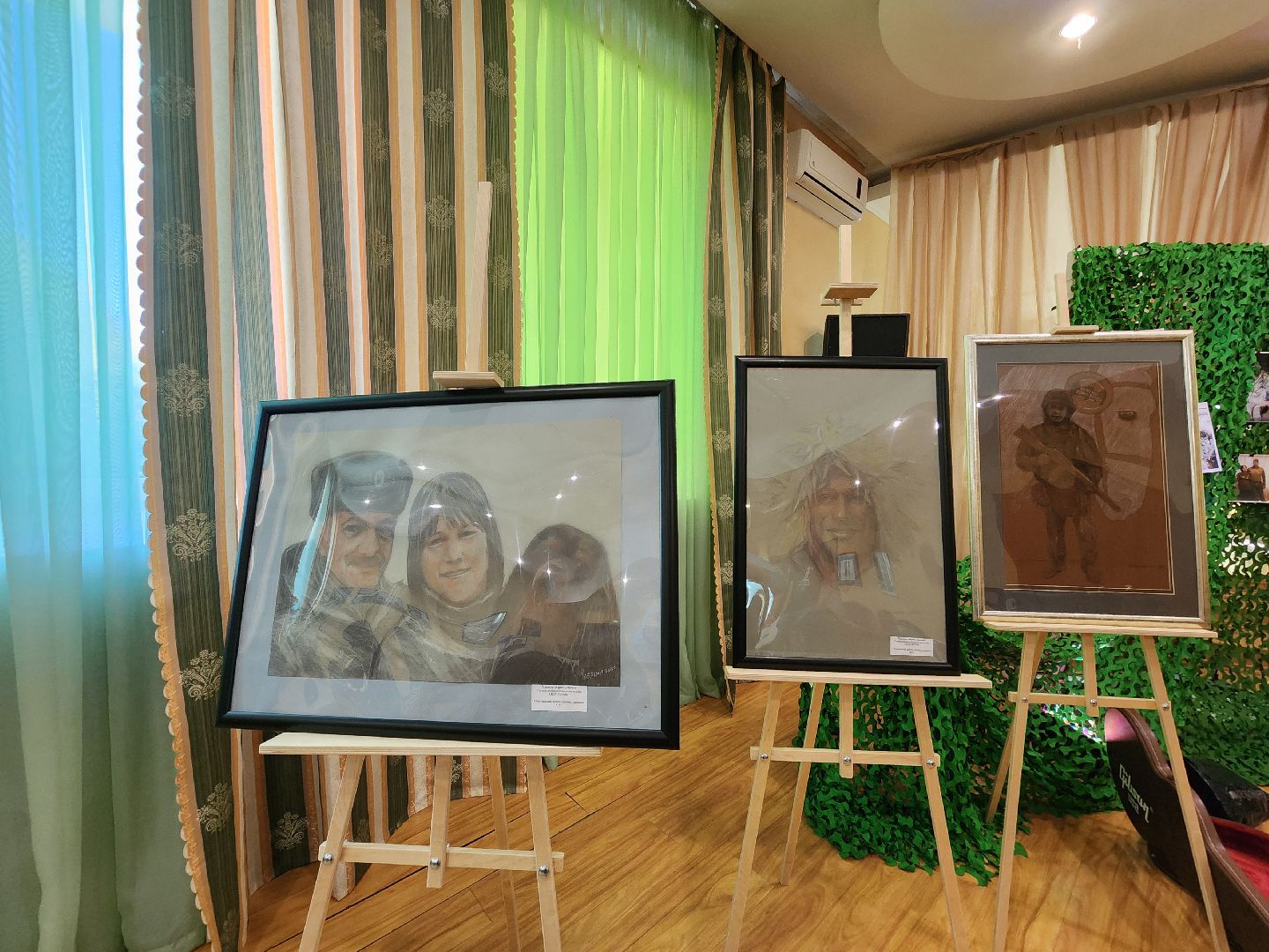 чехов, улица чехова 45, дк дружба, выставка, герои нашего времени, экспозиция, портреты, ветераны сво, участники сво, волонтеры, медработники, священники, специальная военная операция,