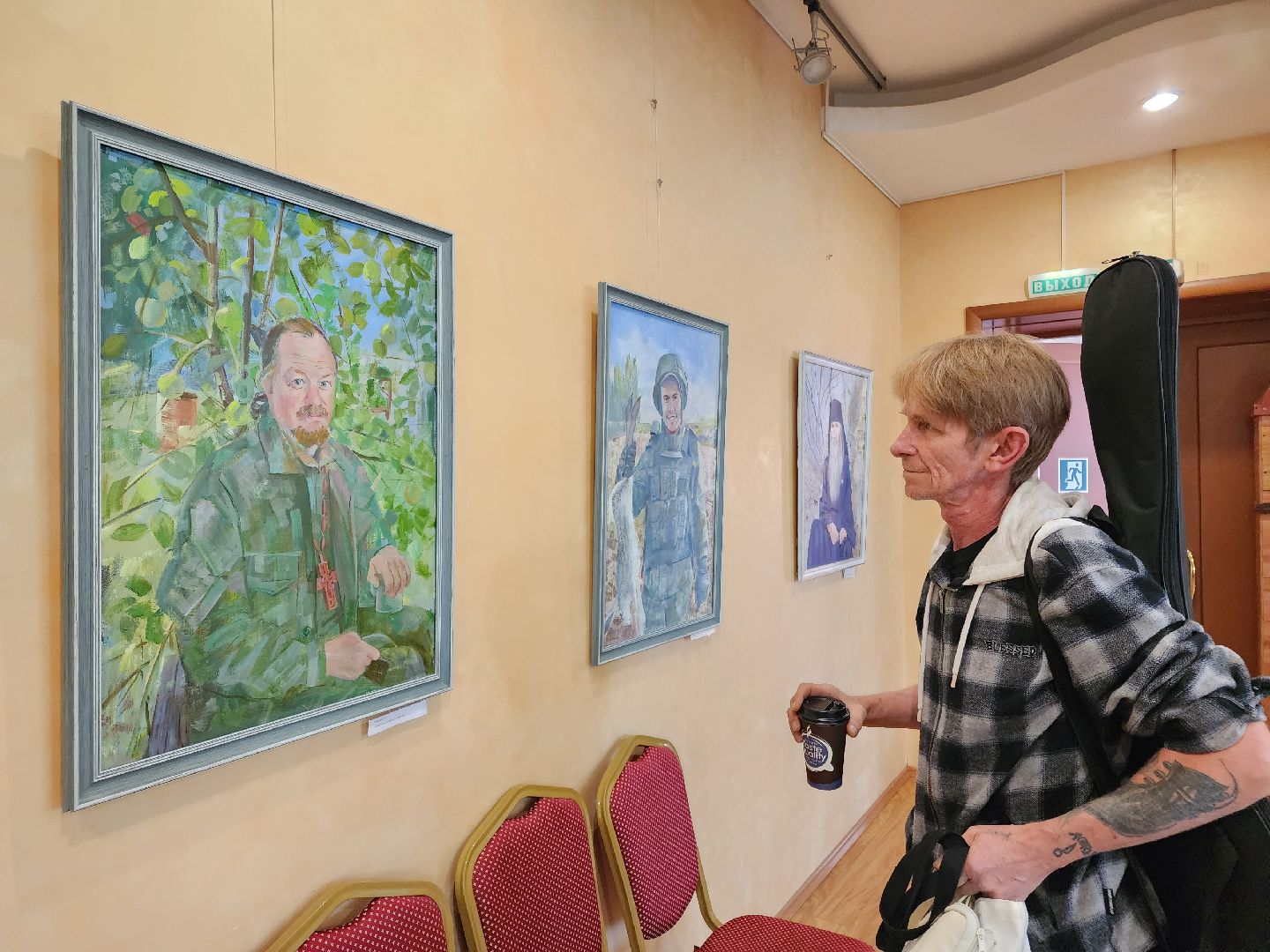 чехов, улица чехова 45, дк дружба, выставка, герои нашего времени, экспозиция, портреты, ветераны сво, участники сво, волонтеры, медработники, священники, специальная военная операция,