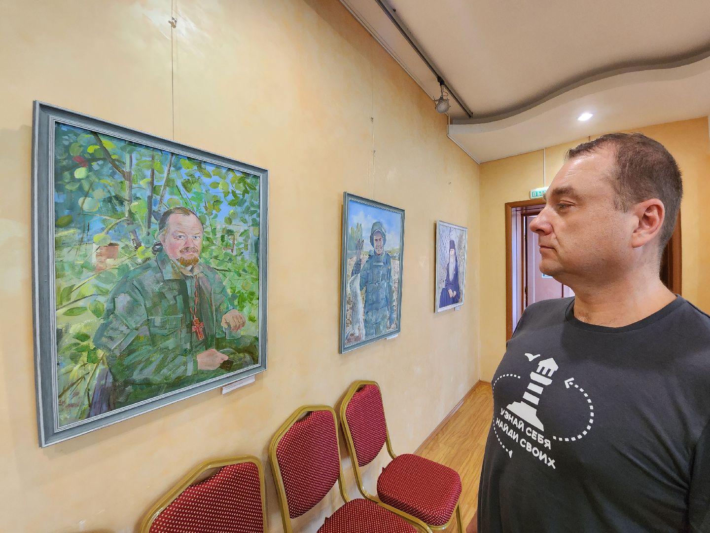чехов, улица чехова 45, дк дружба, выставка, герои нашего времени, экспозиция, портреты, ветераны сво, участники сво, волонтеры, медработники, священники, специальная военная операция,