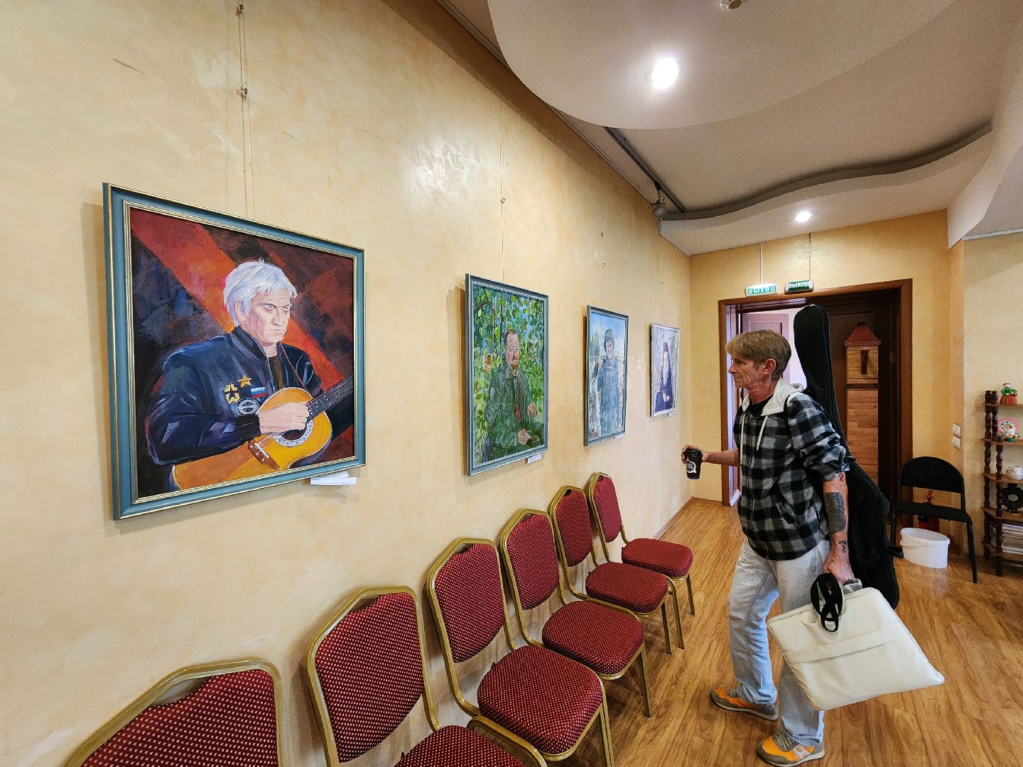 чехов, улица чехова 45, дк дружба, выставка, герои нашего времени, экспозиция, портреты, ветераны сво, участники сво, волонтеры, медработники, священники, специальная военная операция,