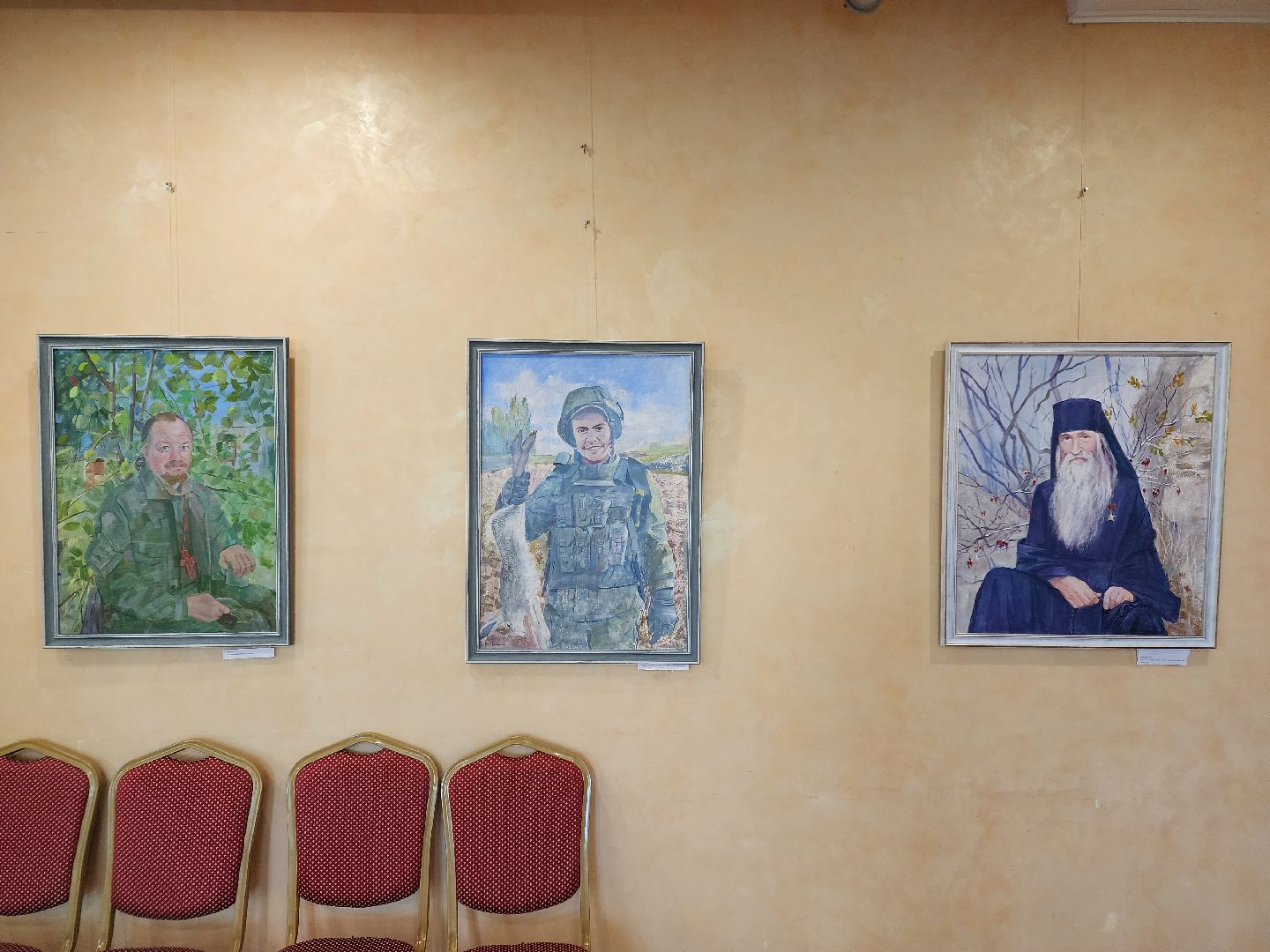 чехов, улица чехова 45, дк дружба, выставка, герои нашего времени, экспозиция, портреты, ветераны сво, участники сво, волонтеры, медработники, священники, специальная военная операция,