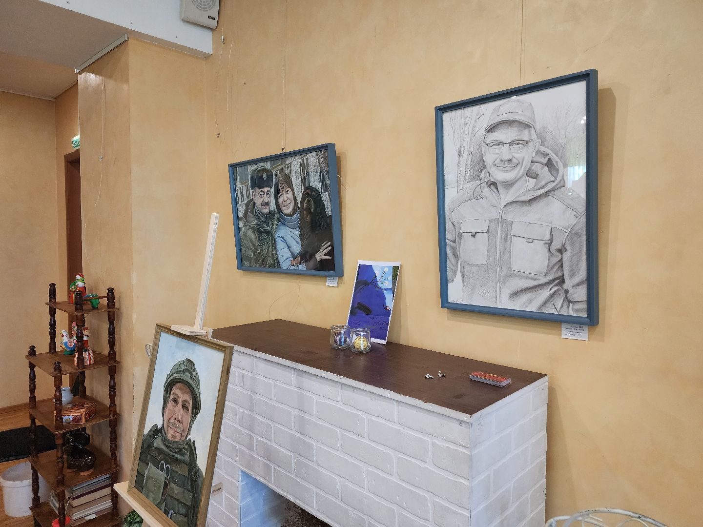 чехов, улица чехова 45, дк дружба, выставка, герои нашего времени, экспозиция, портреты, ветераны сво, участники сво, волонтеры, медработники, священники, специальная военная операция,