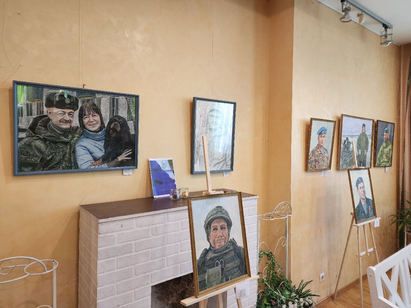 чехов, улица чехова 45, дк дружба, выставка, герои нашего времени, экспозиция, портреты, ветераны сво, участники сво, волонтеры, медработники, священники, специальная военная операция,