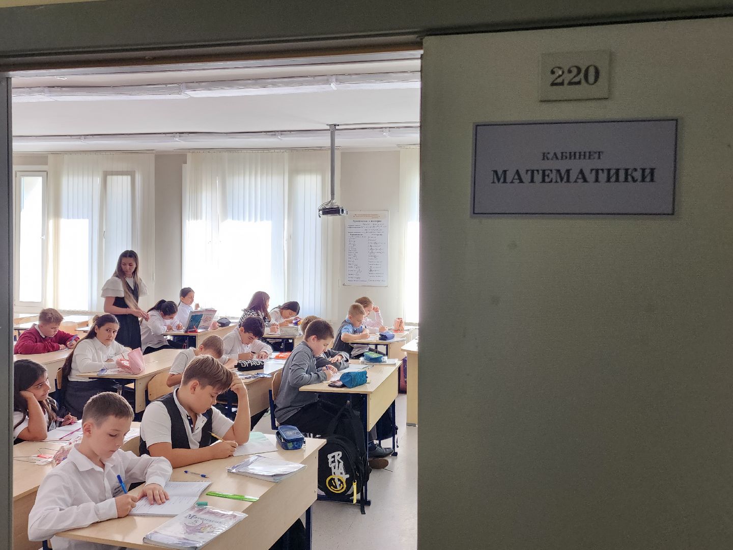 чехов, микрорайон губернский, школа 10,  карина колесникова, молодой педагог, учитель математики, целевое обучение,  администрация округа, меры поддержки, социальная помощь,биография,