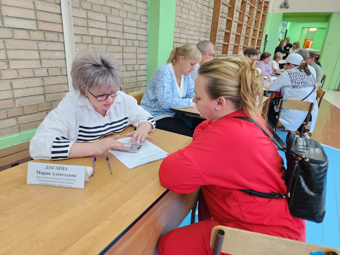 чехов, село молоди, выездная администрация, встреча с жителями, обращения граждан, улица парковая, ремонт дороги, восстановление покрытия, дорожный ремонт, отсыпка щебнем и крошкой, укладка асфальта, многодетная мать, Татьяна Желтова, мбу чеховское благоустройство,заявка на ремонт,