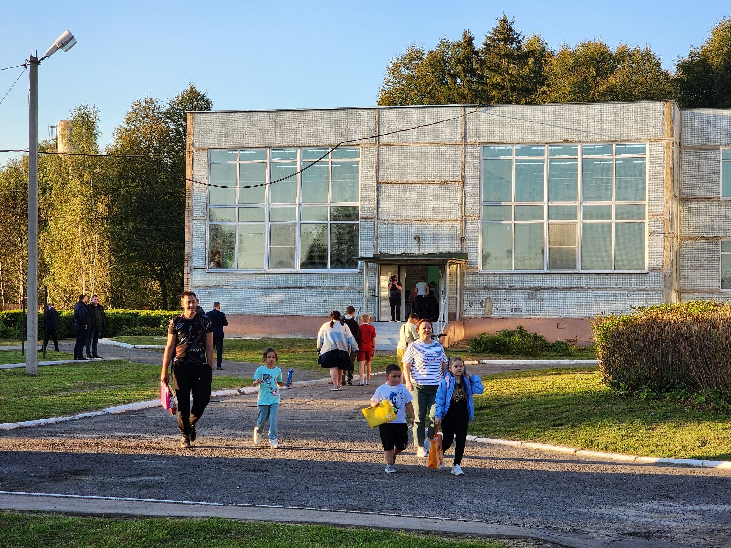 чехов, село молоди, выездная администрация, встреча с жителями, обращения граждан, улица парковая, ремонт дороги, восстановление покрытия, дорожный ремонт, отсыпка щебнем и крошкой, укладка асфальта, многодетная мать, Татьяна Желтова, мбу чеховское благоустройство,заявка на ремонт,