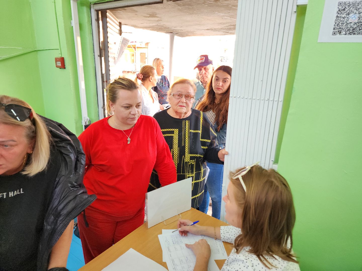 чехов, село молоди, выездная администрация, встреча с жителями, обращения граждан, улица парковая, ремонт дороги, восстановление покрытия, дорожный ремонт, отсыпка щебнем и крошкой, укладка асфальта, многодетная мать, Татьяна Желтова, мбу чеховское благоустройство,заявка на ремонт,