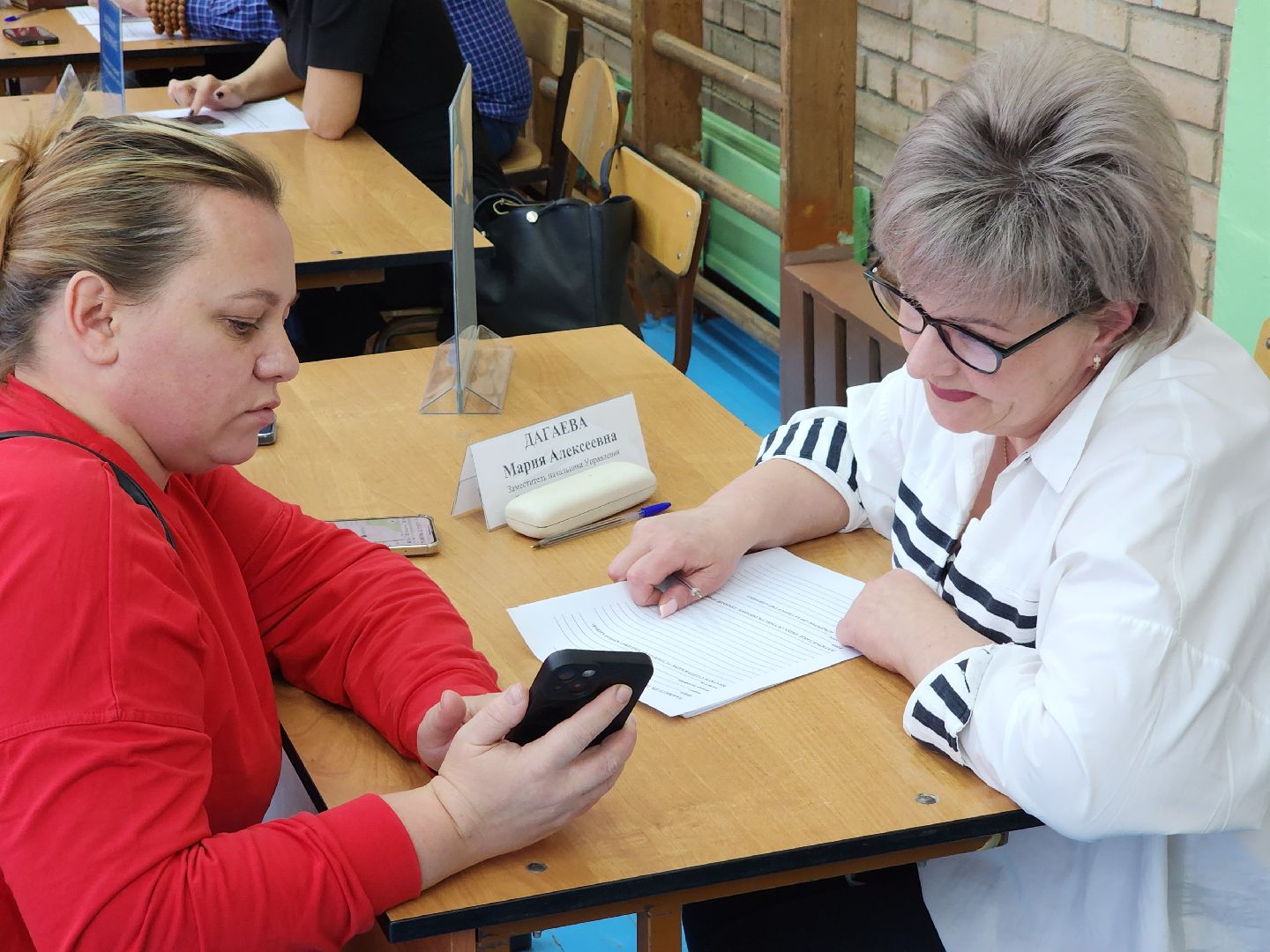 чехов, село молоди, выездная администрация, встреча с жителями, обращения граждан, улица парковая, ремонт дороги, восстановление покрытия, дорожный ремонт, отсыпка щебнем и крошкой, укладка асфальта, многодетная мать, Татьяна Желтова, мбу чеховское благоустройство,заявка на ремонт,