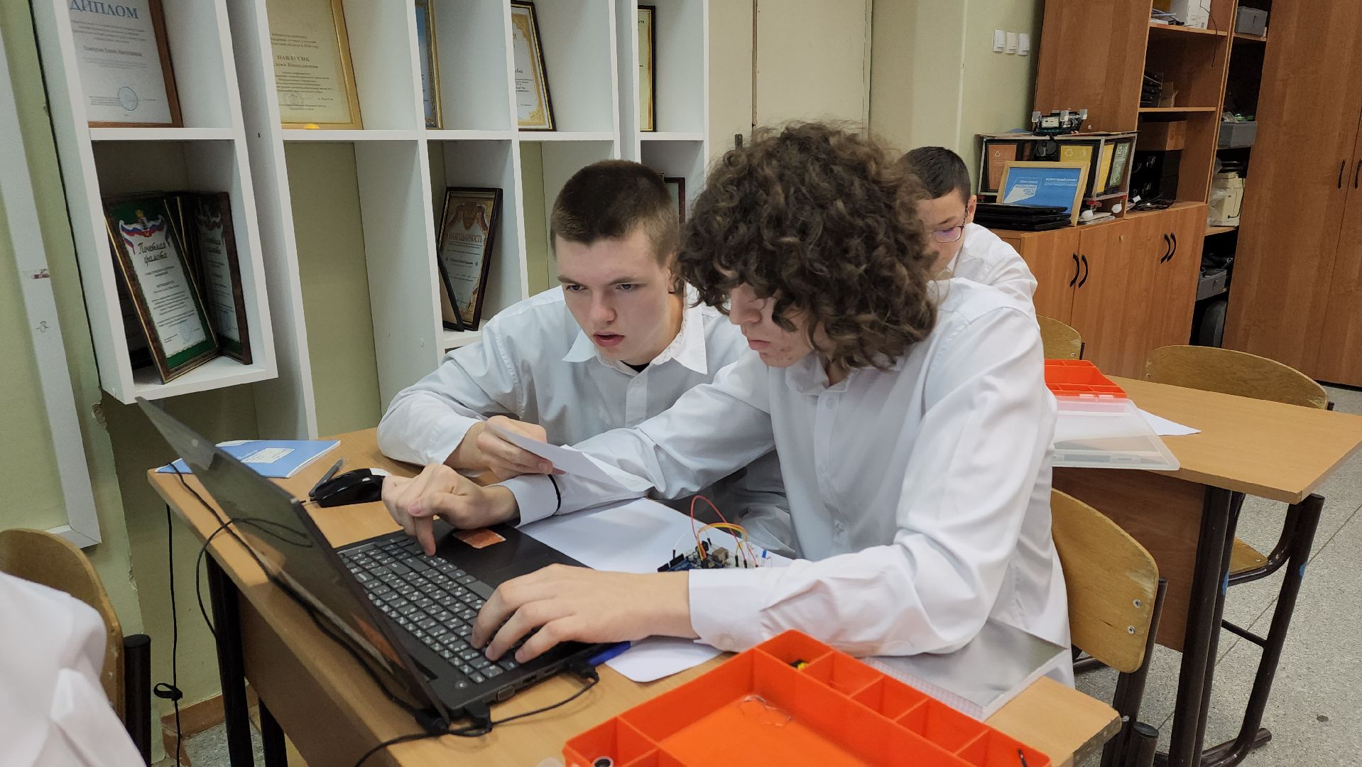 пушкинский округ, правдинский, образовательный комплекс, точка роста, програмирование, учащиеся, робототехника,язык программирования, светодиоды, светофор, предпрофессиональные классы,