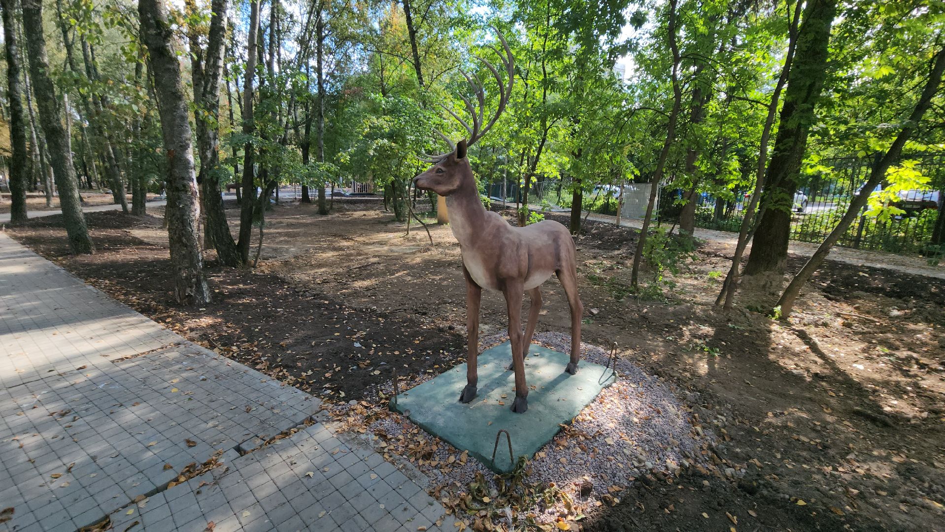 серпухов, реконструкция парка питомник в серпухове, скульптуры зверей в парке питомник, павлин в парке питомник,