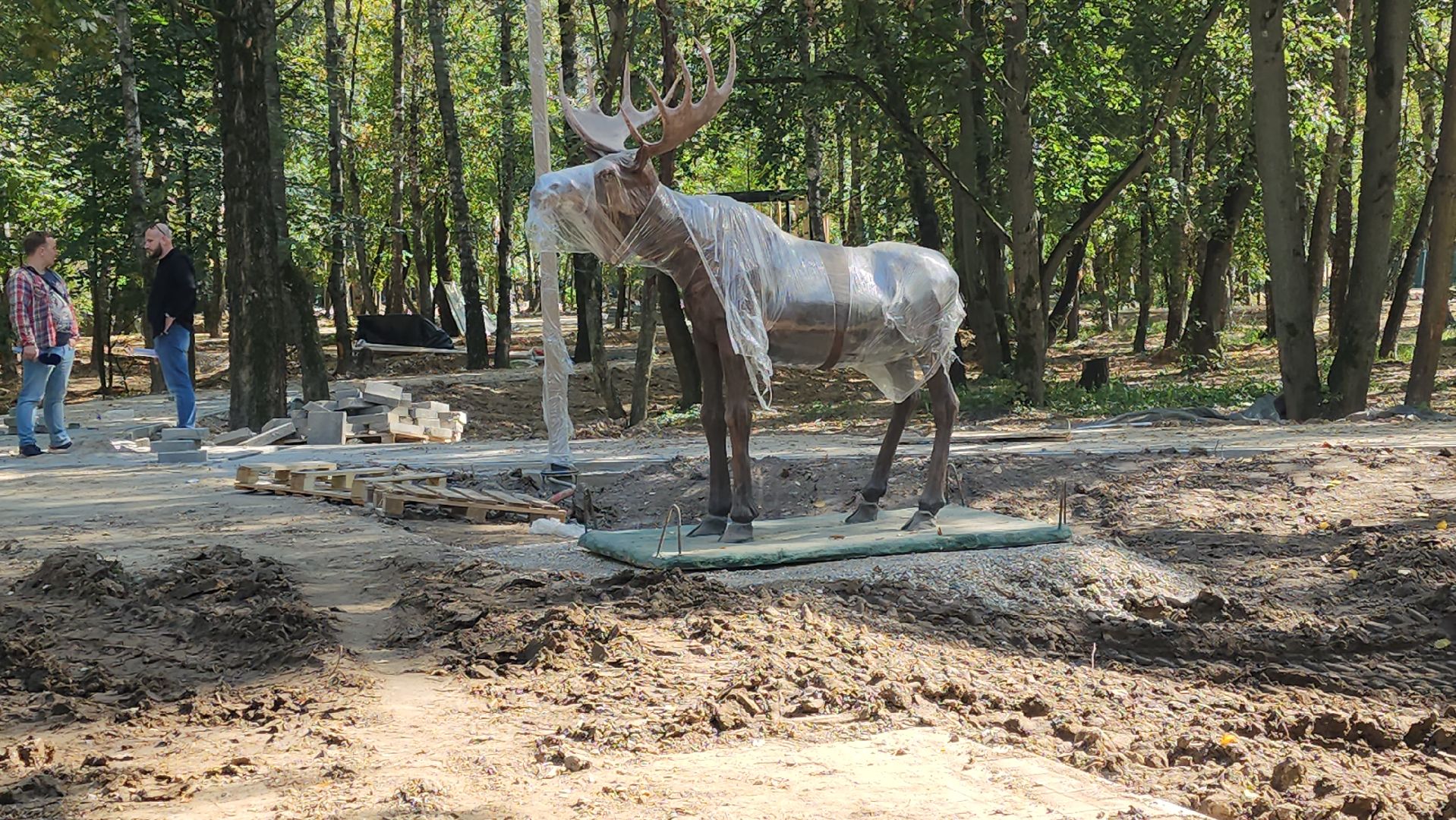 серпухов, реконструкция парка питомник в серпухове, скульптуры зверей в парке питомник, павлин в парке питомник,