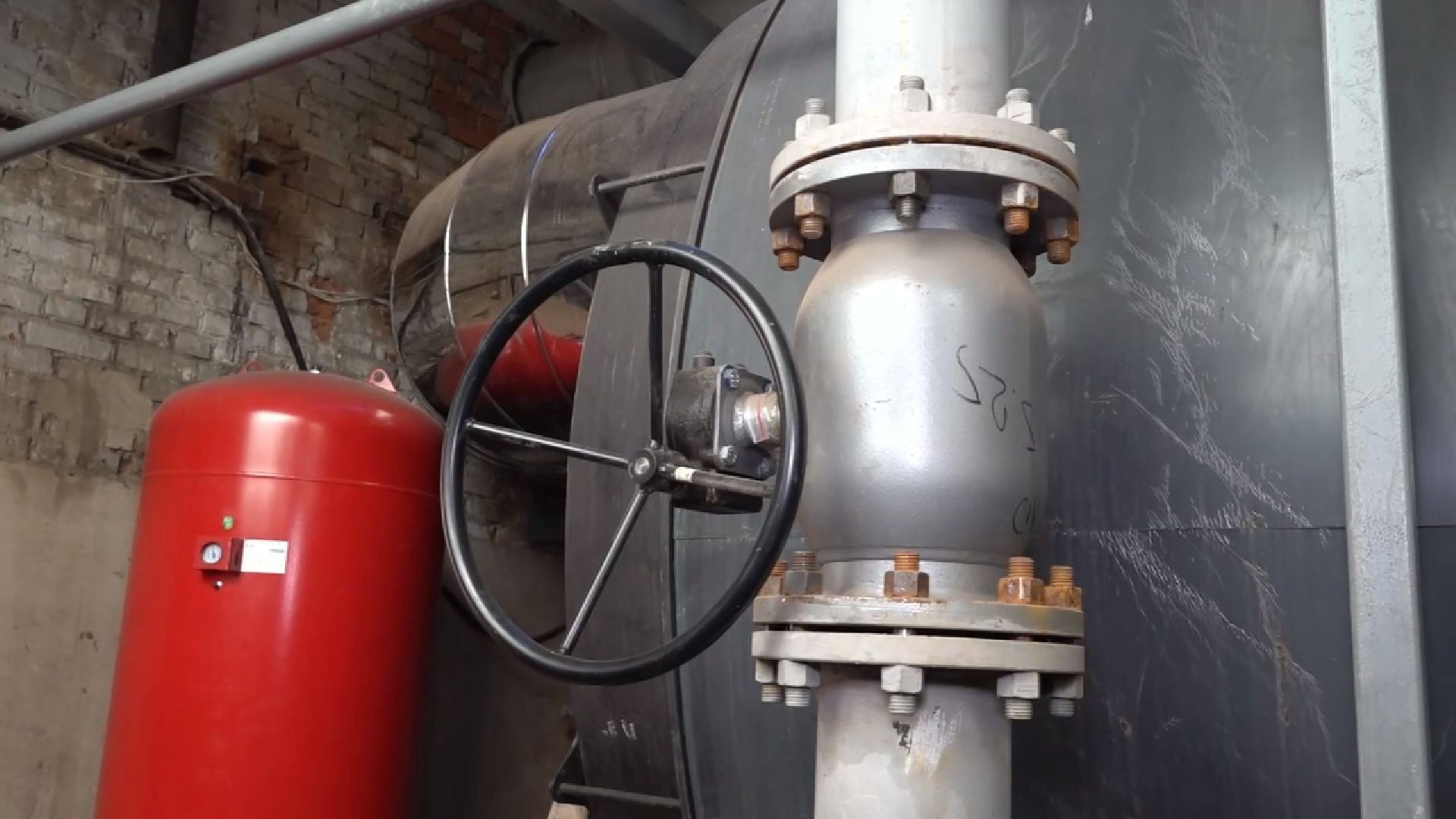 чехов, микрорайон венюково, улица гагарина, котельная 4, реконструкция, модернизация, новые котлы, насосы, замена и ремонт оборудования, подготовка к отопительному сезону, губернатор московской области, глава округа михаил собакин, программа модернизации объектов теплоснабжения, монтаж трубопроводов, ремонт теплосети,