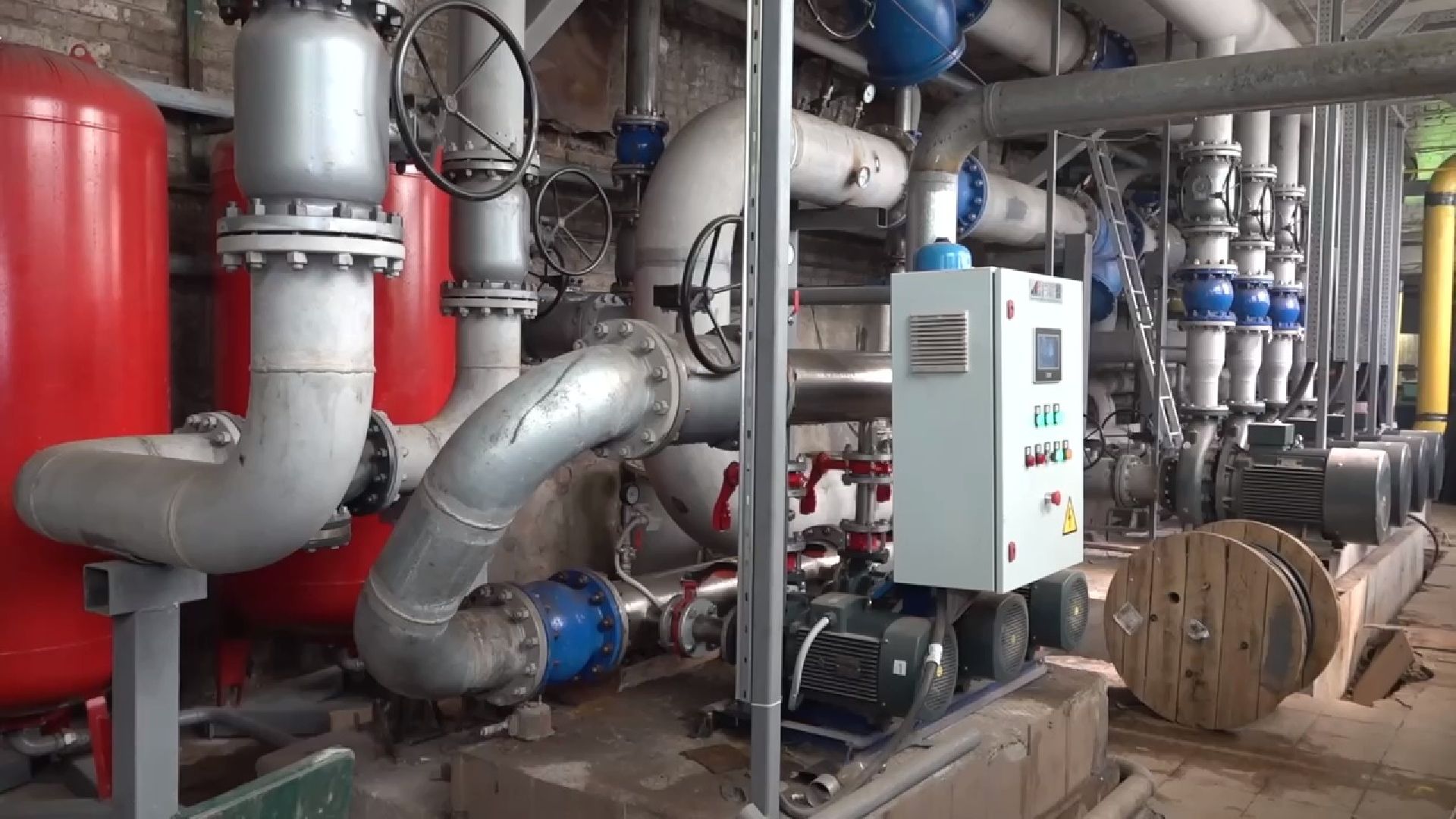 чехов, микрорайон венюково, улица гагарина, котельная 4, реконструкция, модернизация, новые котлы, насосы, замена и ремонт оборудования, подготовка к отопительному сезону, губернатор московской области, глава округа михаил собакин, программа модернизации объектов теплоснабжения, монтаж трубопроводов, ремонт теплосети,